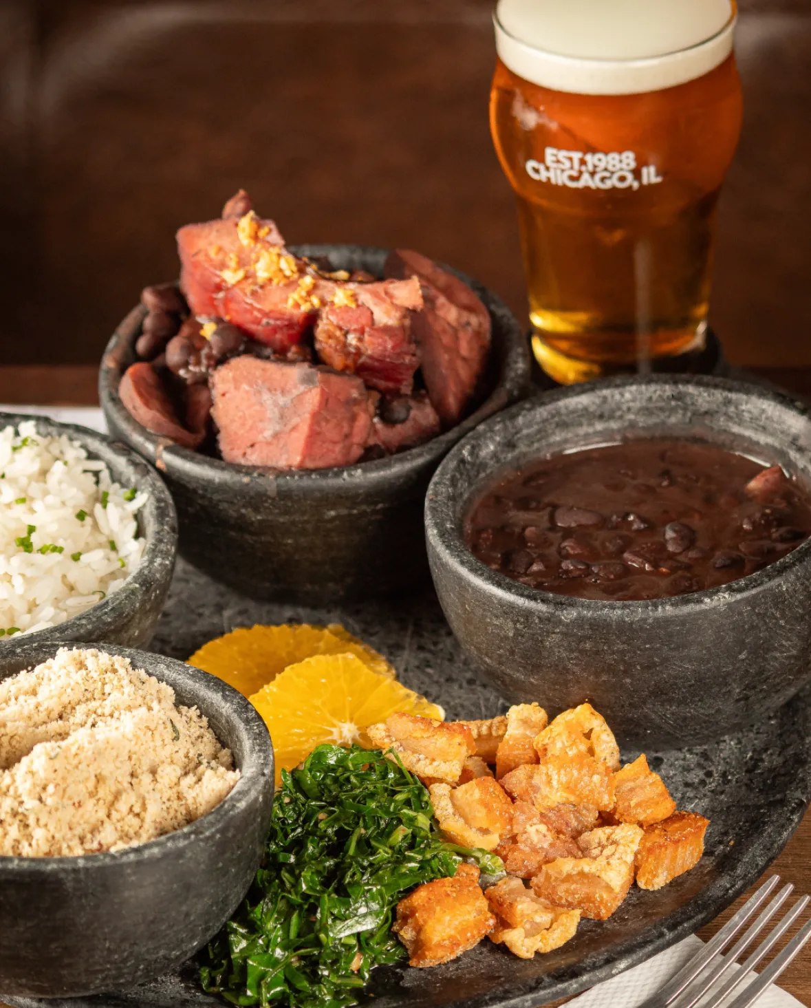 Feijoada Curadoria de São Jorge com defumados da casa