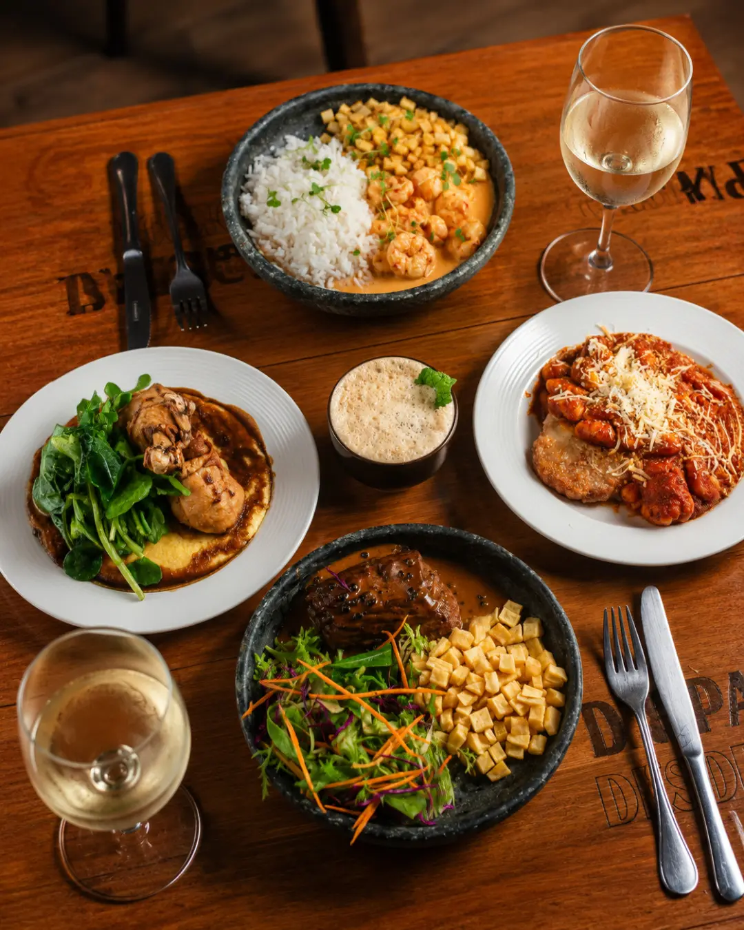 Novo menu de almoço de final de semana da Curadoria Botafogo e Bar Saudade, com pratos como parmegiana com nhoque e strogonoff de camarão, servido das 12h às 17h