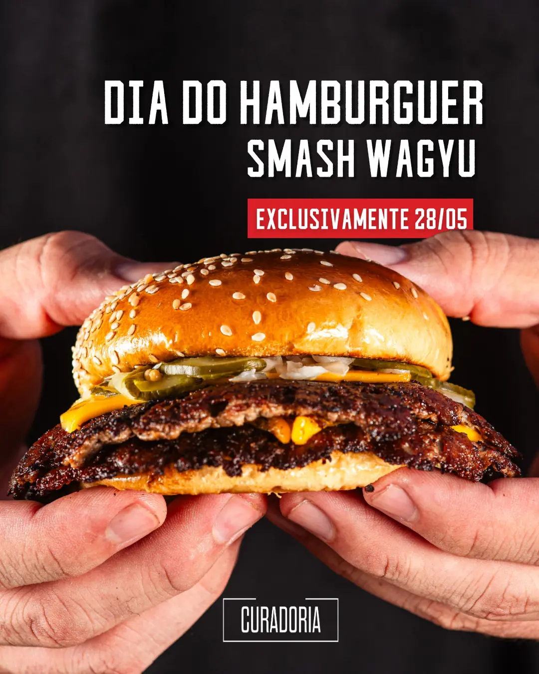 Smash Wagyu da Curadoria — dois discos smash de Wagyu prensados na chapa com queijo derretido, cebola e picles da casa