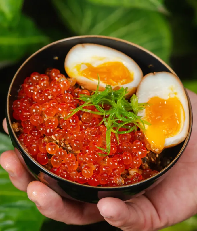 Donburi de ovas do Bar Saudade — ovo curado com ikura