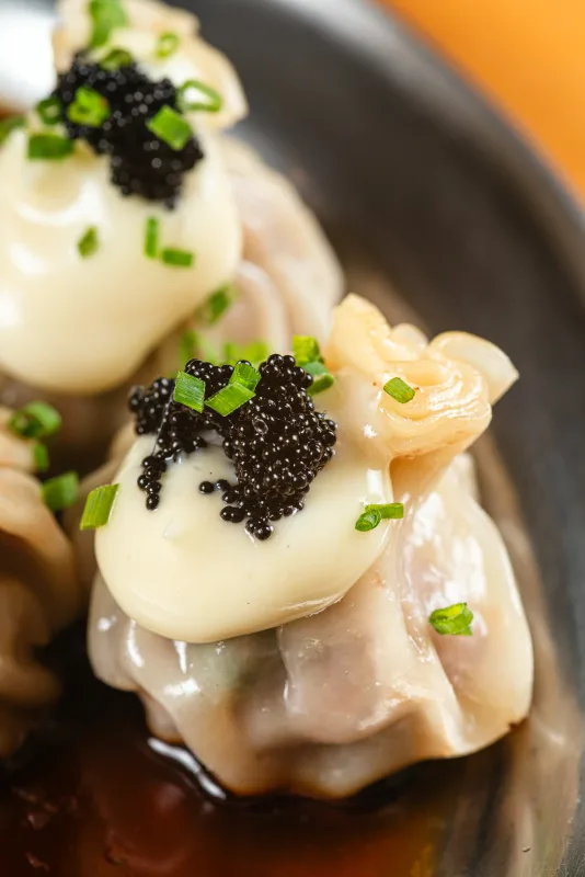Gyoza de Wagyu do Bar Saudade — dumpling com ponzu e tobiko