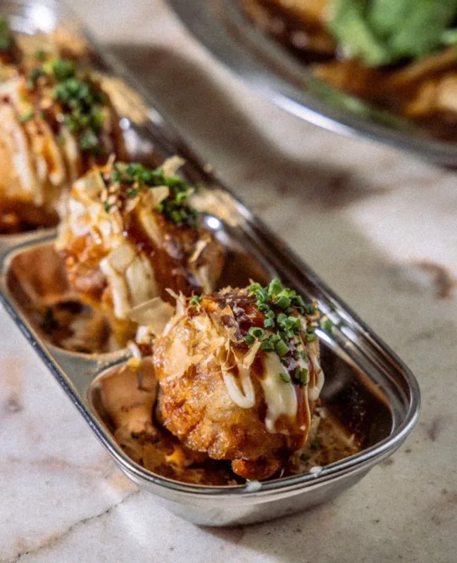 Porcoyaki do Bar Saudade — tempurá de carne suína estilo takoyaki